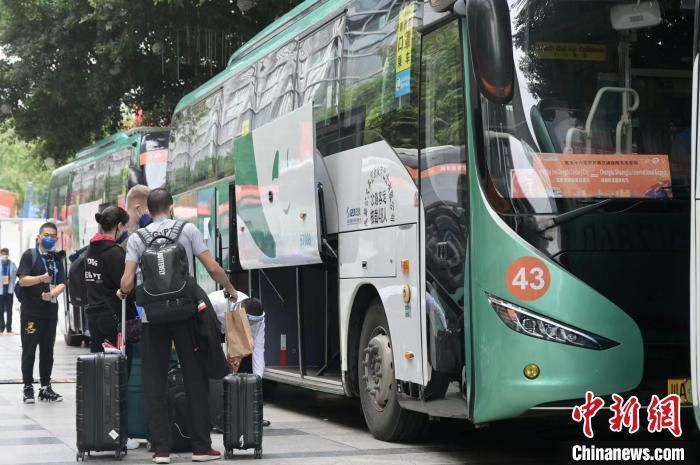 防守安切洛蒂：“我们一开始是菱形站位，边路暴露太多，我们做了一些改变。